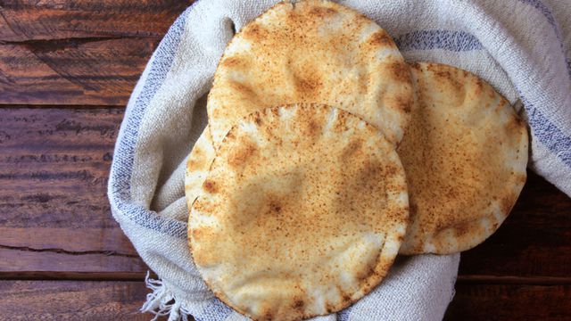 كم عدد السعرات الحرارية في رغيف الخبز المصري؟